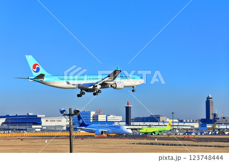 【千葉県】成田空港に着陸するジェット機（大韓航空　AIRBUS A330） 123748444