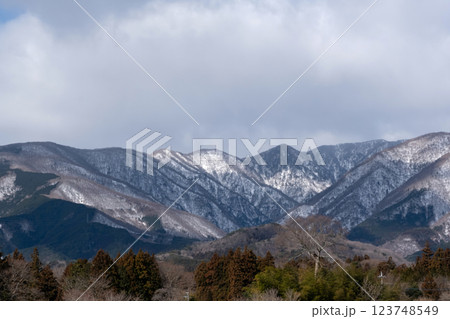 雪化粧した山々 雪化粧した山々 123748549