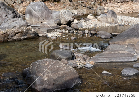 冬の栃木県那珂川上流の風景 123748559