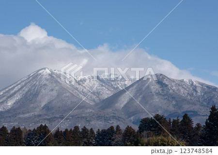 雪をかぶった那須連山の風景 雪をかぶった那須連山の風景 123748584