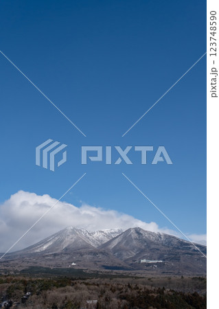 雪をかぶった那須連山の風景 雪をかぶった那須連山の風景 123748590