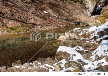 雪の積もった岩の間を流れる木ノ俣川栃木県上流 雪の積もった岩の間を流れる木ノ俣川栃木県上流 123748591