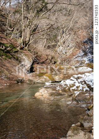 雪の積もった岩の間を流れる木ノ俣川栃木県上流 雪の積もった岩の間を流れる木ノ俣川栃木県上流 123748593