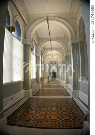 国立スコットランド博物館の美しいアーチ状の通路 123748609