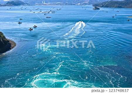 鳴門海峡を行く船 123748637