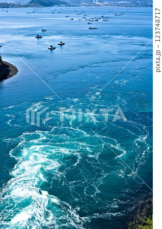 鳴門の激しい潮流を見下ろす 123748717