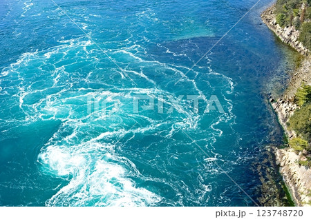 鳴門の激しい潮流を見下ろす 123748720