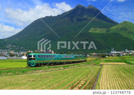 由布院盆地を行く列車（ゆふいんの森号） 123748778