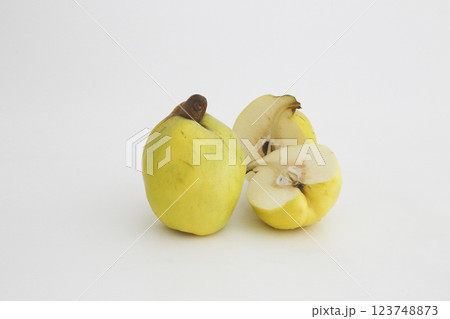 花梨（かりん）の果実とその断面 白バックにて撮影 123748873