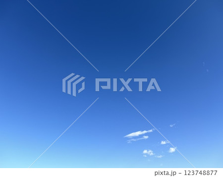 青い空と、小さな白い雲/The sky 123748877
