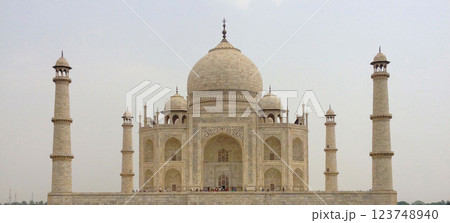 世界一美しいタージマハル 123748940