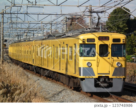 西武新宿線 航空公園駅を発車する旧2000系 123748986