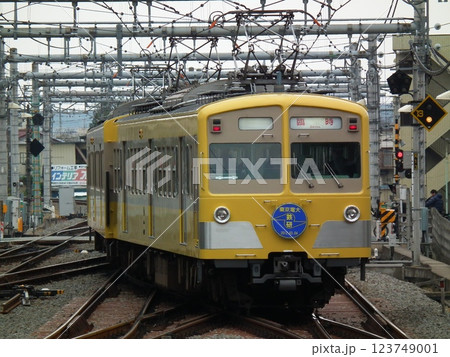 飯能駅を去る西武新101系 271F 臨時列車 123749001