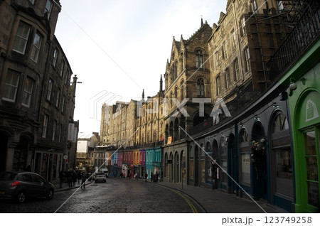 中世の面影を残す、エジンバラ旧市街の石畳の道路と街並み 123749258