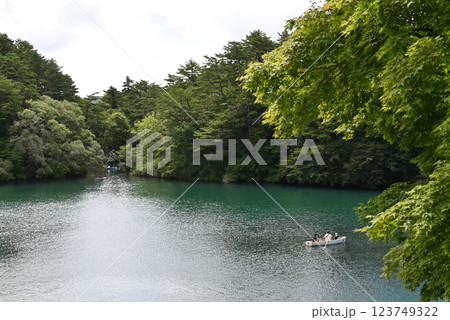 五色沼の綺麗な景色 123749322