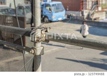 【マンション大規模修繕工事　足場】 123749488