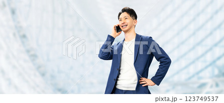 スマートフォンで通話をする笑顔の男性ビジネスマン 123749537