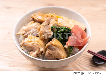 鶏すき煮丼（鶏すき焼き丼） 123749570