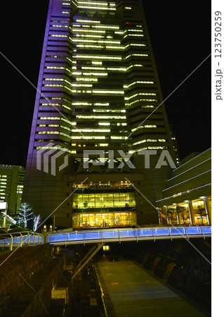 ライトアップされた横浜ランドマークタワーと第2号ドック跡 123750259