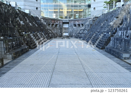 横浜ランドマークタワーと第2号ドック跡 横浜ランドマークタワーと第2号ドック跡 123750261