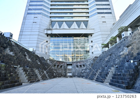 横浜ランドマークタワーと第2号ドック跡 123750263