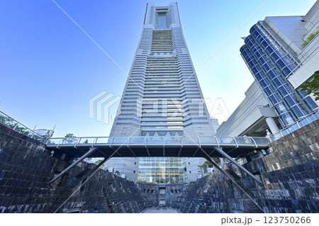 横浜ランドマークタワーと第2号ドック跡 123750266