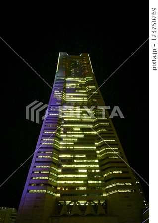 ライトアップされた横浜ランドマークタワー 123750269
