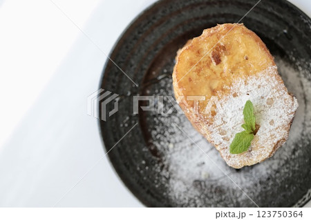 ハチミツをかけたフランスパンのフレンチトースト 123750364