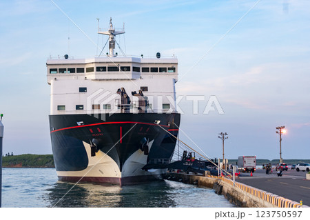 馬公港に停泊するフェリー「澎湖輪」 123750597