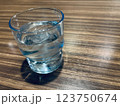 グラスに入った水 123750674