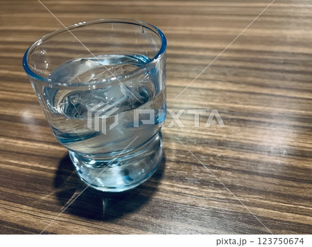 グラスに入った水 グラスに入った水 123750674