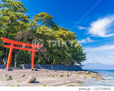 【静岡県】西伊豆戸田・諸口神社鳥居と富士山 123750691