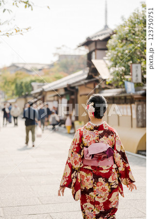 道を歩く着物の女性 123750751