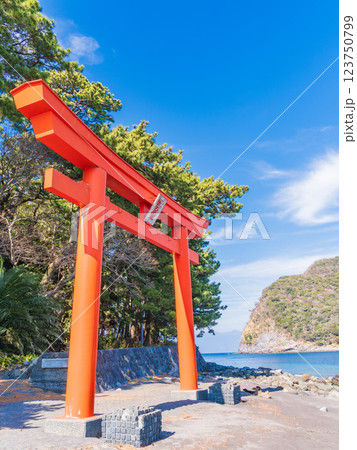 【静岡県】西伊豆戸田・諸口神社鳥居と富士山 【静岡県】西伊豆戸田・諸口神社鳥居と富士山 123750799