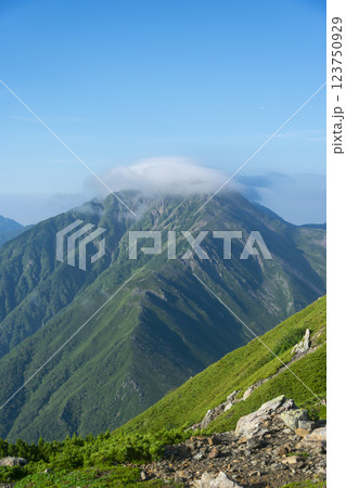 夏山登山 南アルプスの風景 123750929