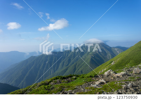 夏山登山 南アルプスの風景 123750930
