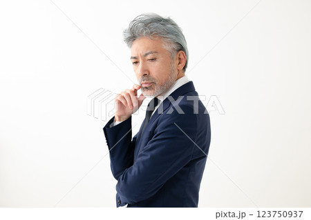 顎に手を当てる男性 123750937