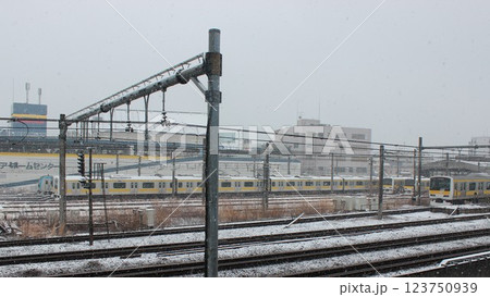雪の車両基地 123750939