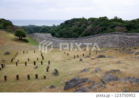 沖縄県　今帰仁城跡・志慶真門郭 123750952