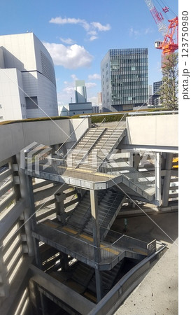 さいたま新都心の高架下 階段 123750980