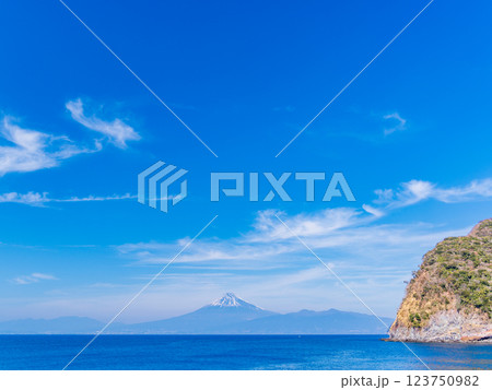 【静岡県】西伊豆から眺める、駿河湾越しの富士山 【静岡県】西伊豆から眺める、駿河湾越しの富士山 123750982