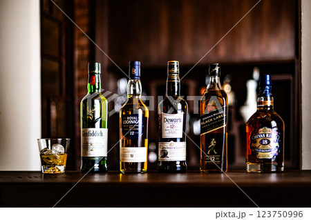 ウイスキーイメージ Bar スコッチ シングルモルト ブレンデッド 熟成年数 お酒 洋酒 ウイスキーイメージ Bar スコッチ シングルモルト ブレンデッド 熟成年数 お酒 洋酒 123750996