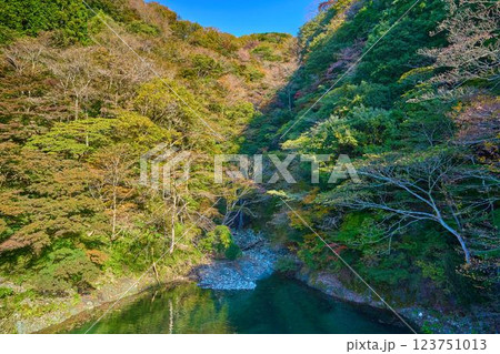 秋の神奈川県山北町の丹沢湖北岸のヘイロク沢の滝 秋の神奈川県山北町の丹沢湖北岸のヘイロク沢の滝 123751013