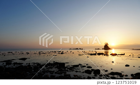 雨晴海岸の夜明け 雨晴海岸の夜明け 123751019
