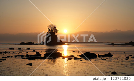 雨晴海岸の夜明け 123751020