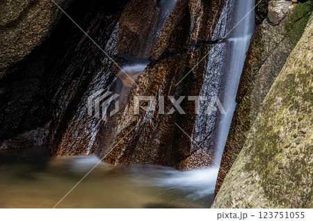 交野の名所 月の輪滝 尺治川 大阪府交野市 交野の名所 月の輪滝 尺治川 大阪府交野市 123751055