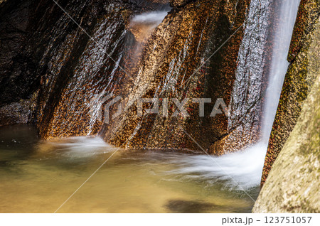 交野の名所 月の輪滝 尺治川 大阪府交野市 交野の名所 月の輪滝 尺治川 大阪府交野市 123751057