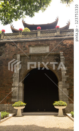 ベトナム、ハノイ 世界遺産タンロン遺跡 バック門 2024年5月 ベトナム、ハノイ 世界遺産タンロン遺跡 バック門 2024年5月 123751310