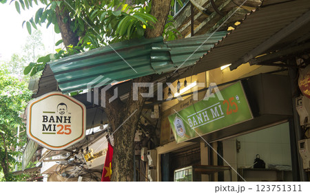 ハノイ　バインミー屋さんの看板　2024年5月 123751311
