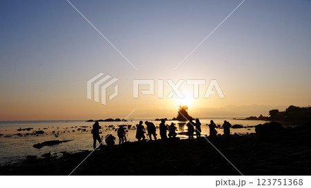 雨晴海岸の夜明け 123751368